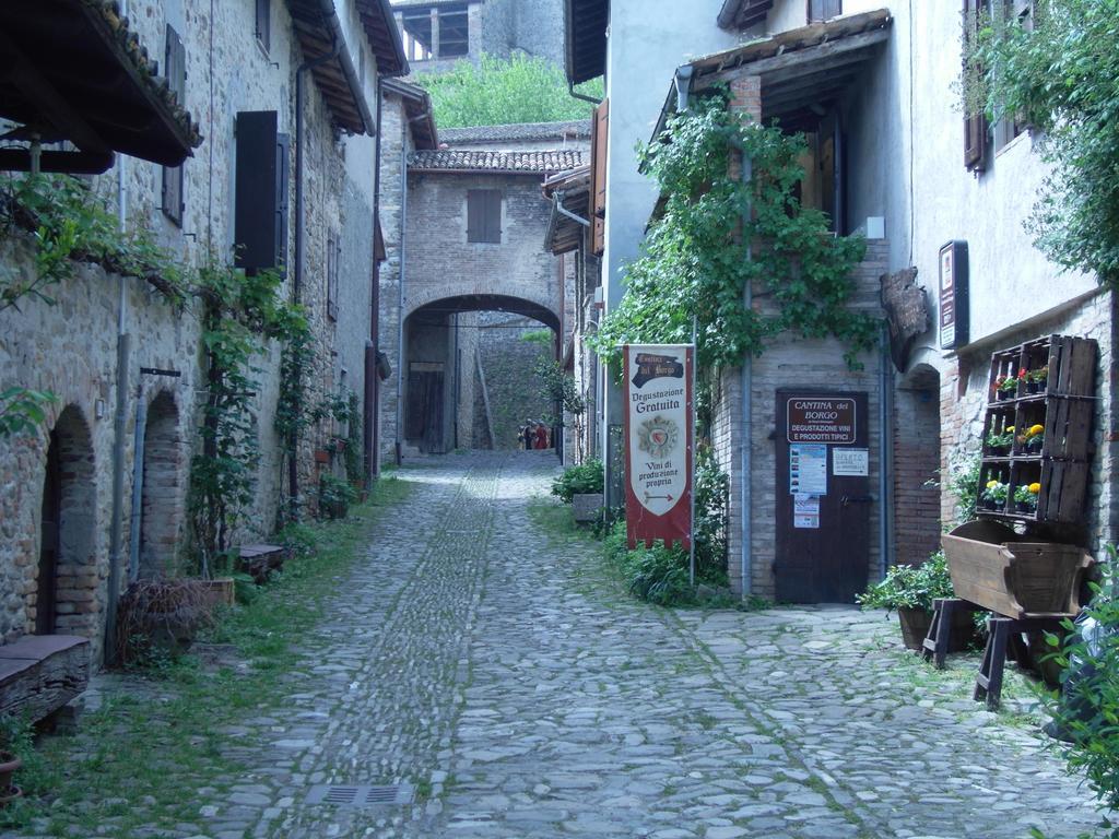 La Locanda Del Borgo Torrechiara Exteriör bild