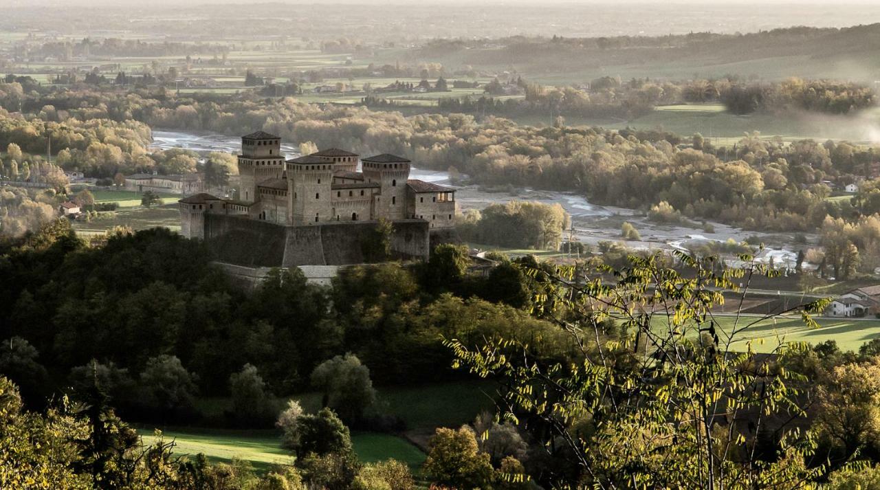 La Locanda Del Borgo Torrechiara Exteriör bild